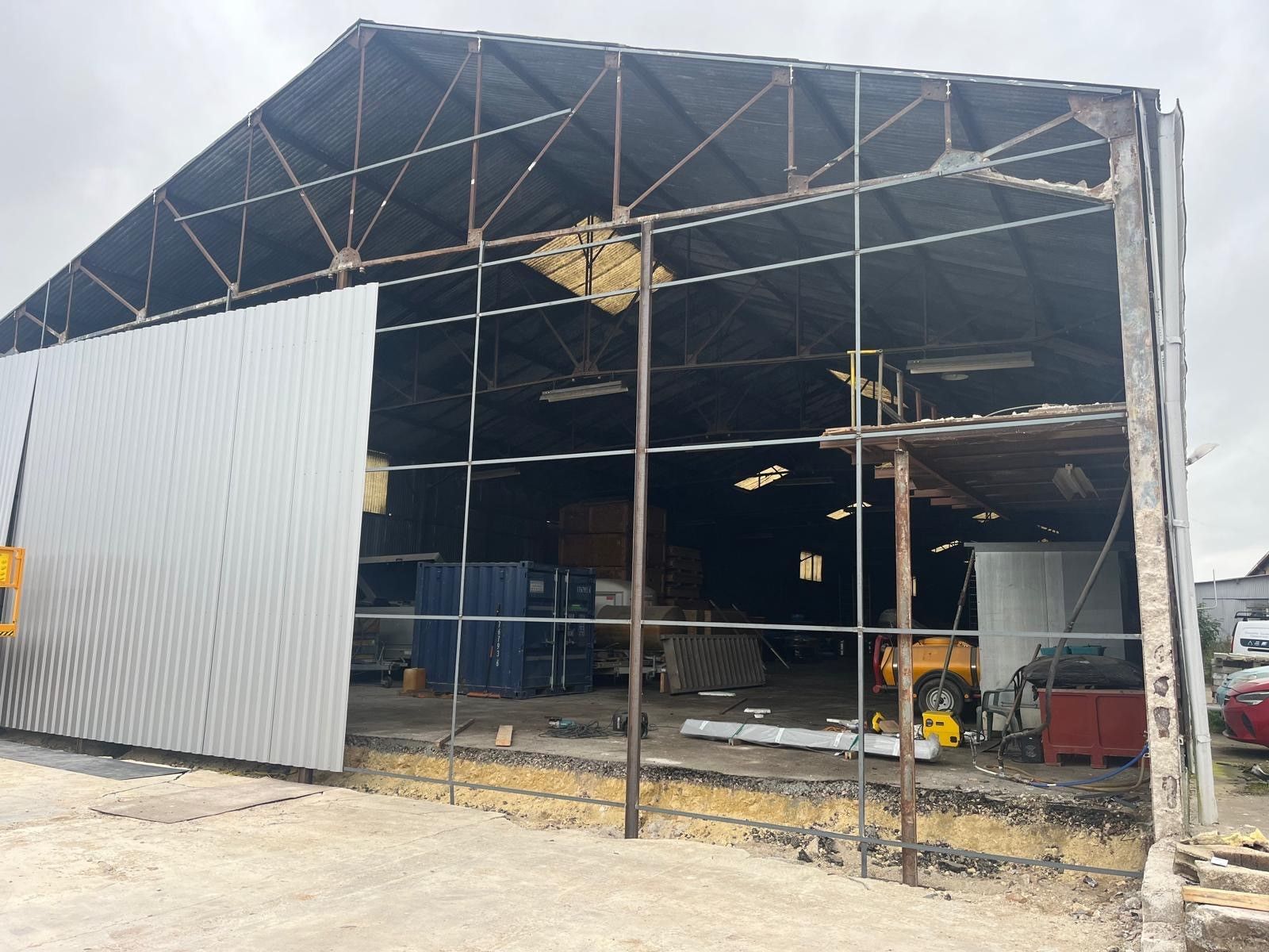 Montage de la paroi d'un entrepôt