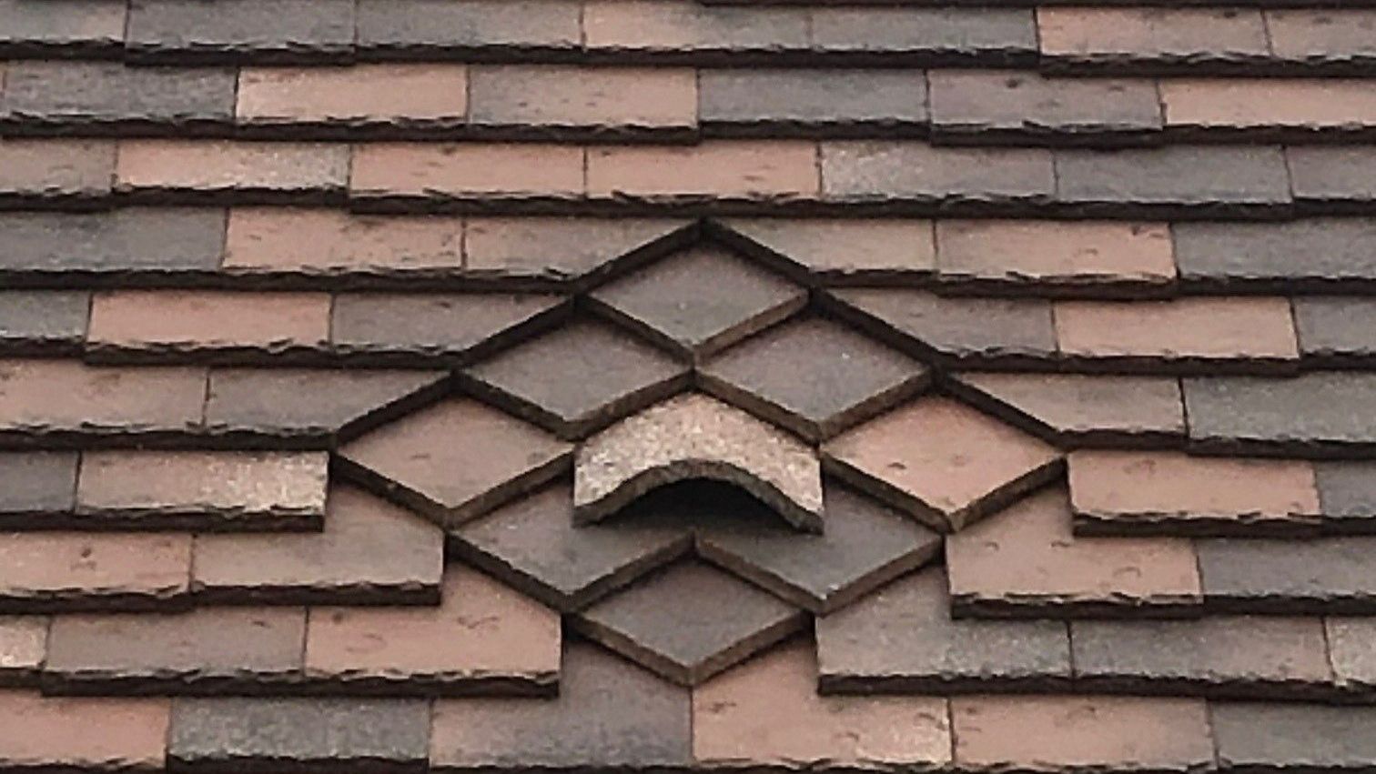Décoration sur toiture de tuiles plates avec motif