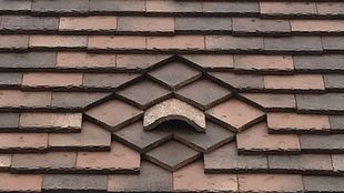 Décoration sur toiture de tuiles plates avec motif