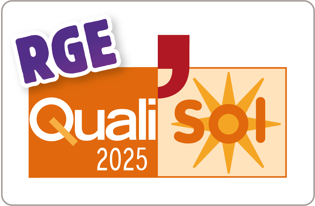Logo pour RGE QualiSOL 2025, avec des cases orange et beige, un graphique solaire et « RGE » en violet.