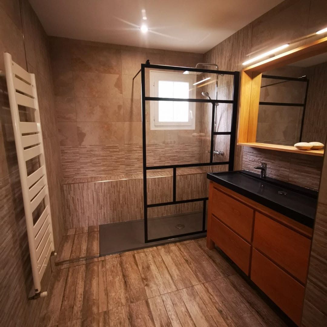 salle de bain moderne avec une douche à l'italienne