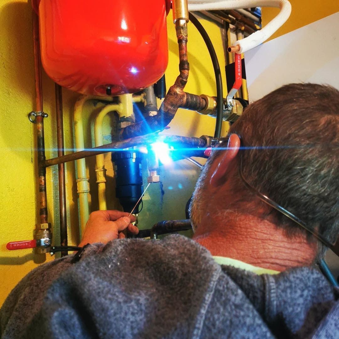 ouvrier réalisant une soudure sur de la plomberie
