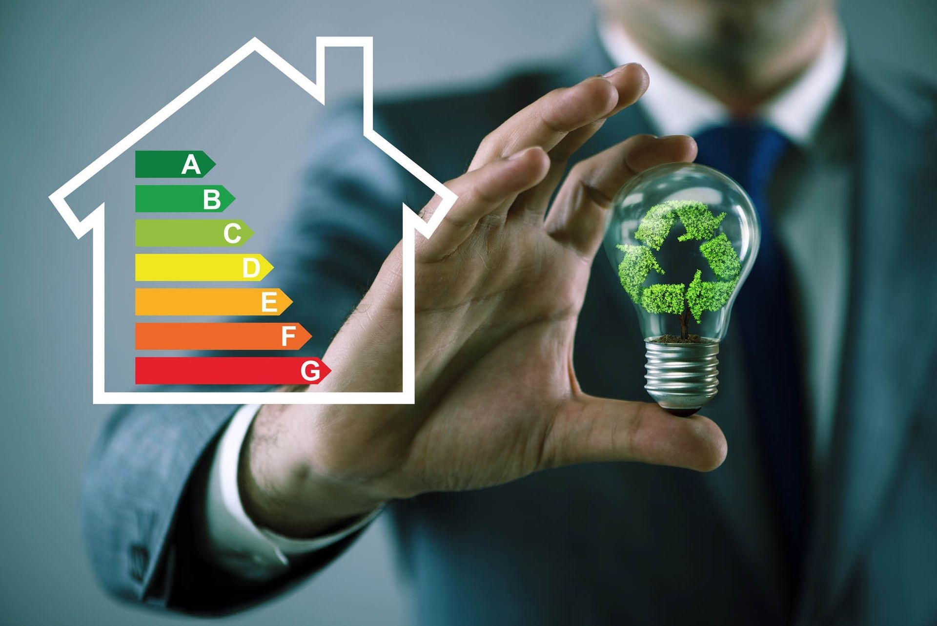 homme tenant une ampoule représentant l'idée de développement durable