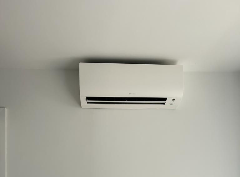 vue aérienne de panneaux solaires installés sur un toit