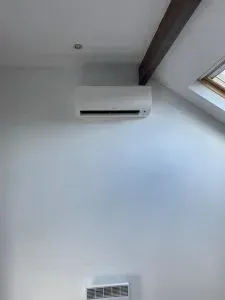climatisation monosplit installé sous des combles