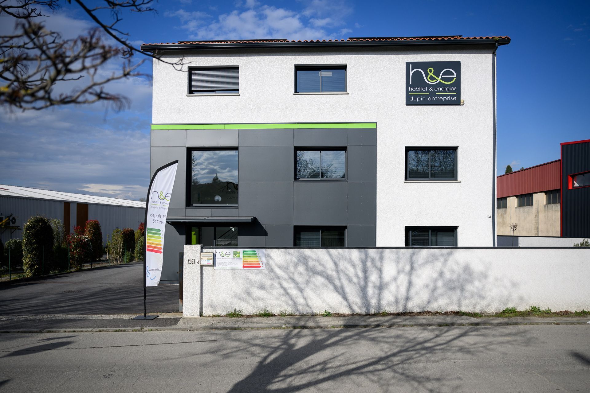 façade de l'entreprise en plein soleil