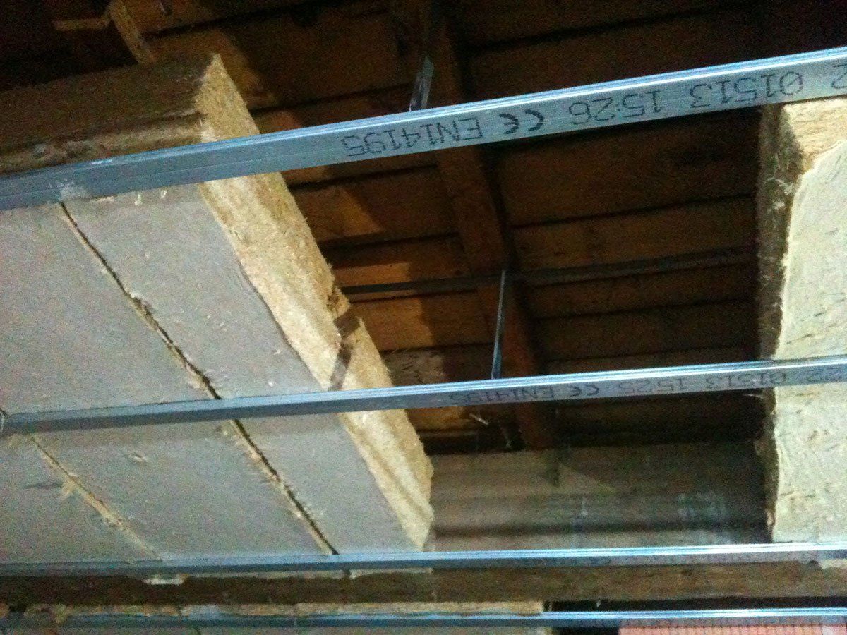 plaque d'isolation et rails de plafond