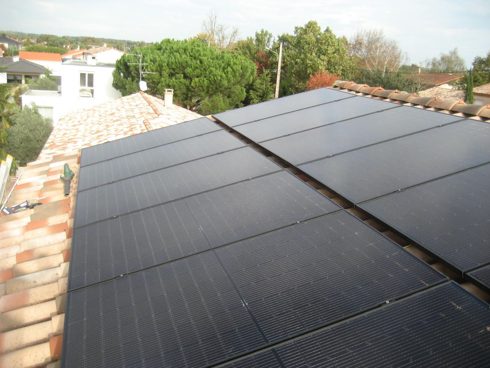 Panneaux solaires sur un toit en tuiles en terre cuite, produisant de l'électricité.