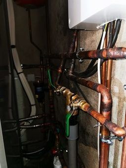 vue de près de tuyaux de pomberie