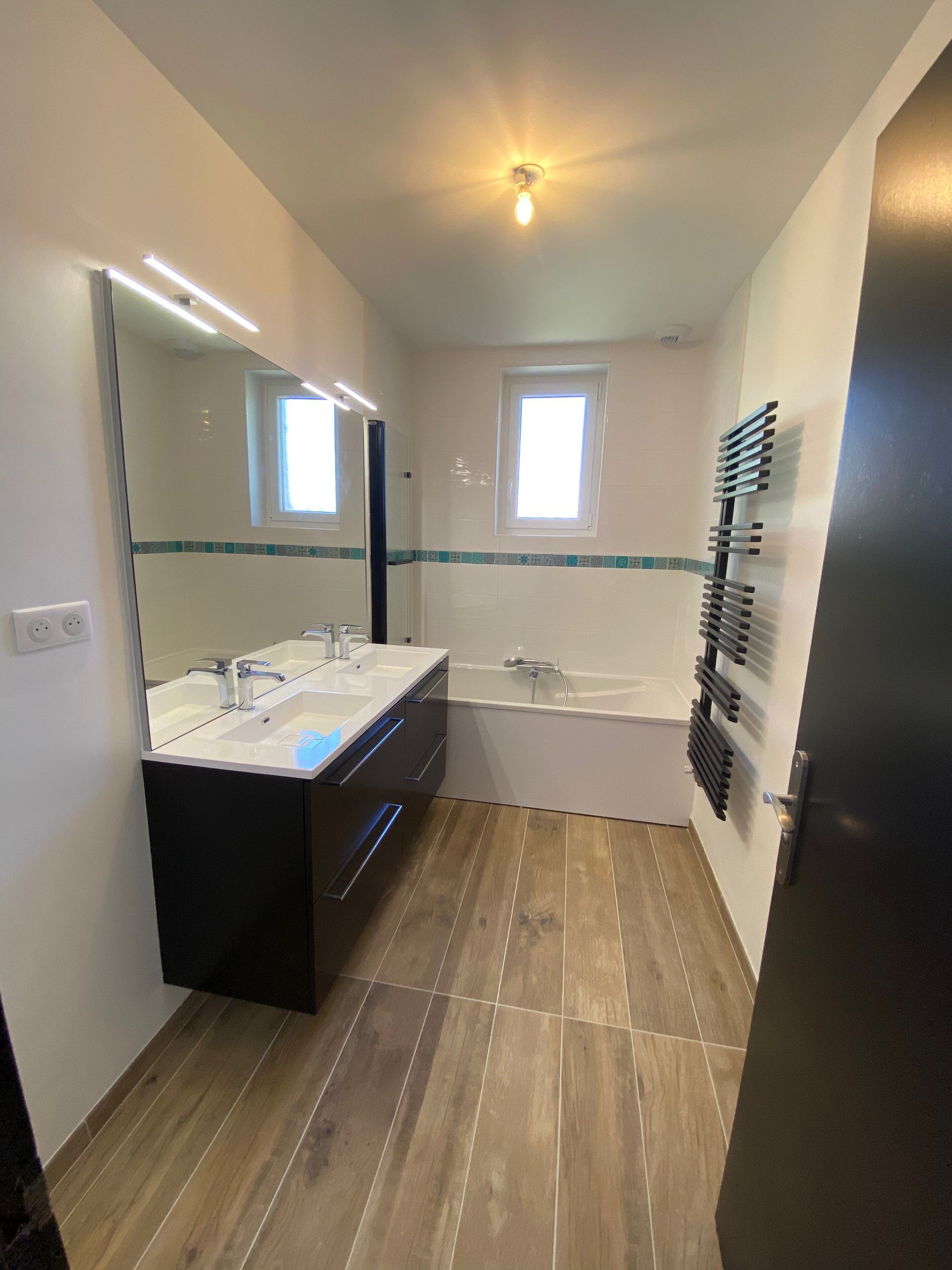 salle de bain moderne et mobilier sombre