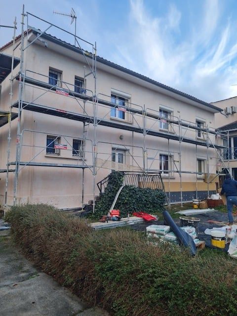 échaffaudage devant une façade d'une batisse en cours de rénovation