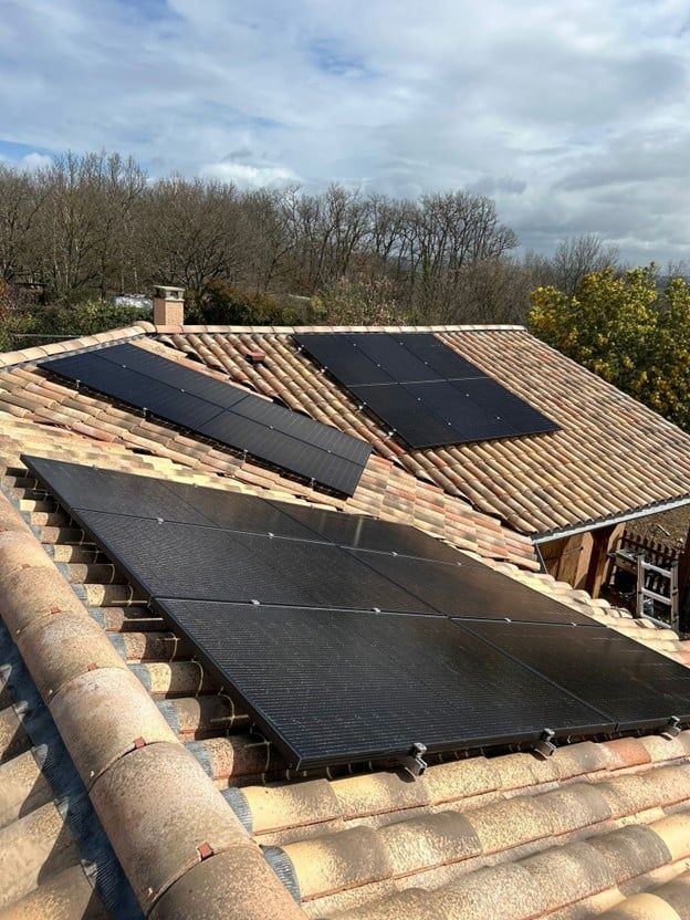 installation de panneaux photovoltaïques sur un pan de toit