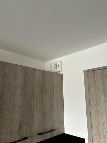bouche de VMC installée dans un coin de mur