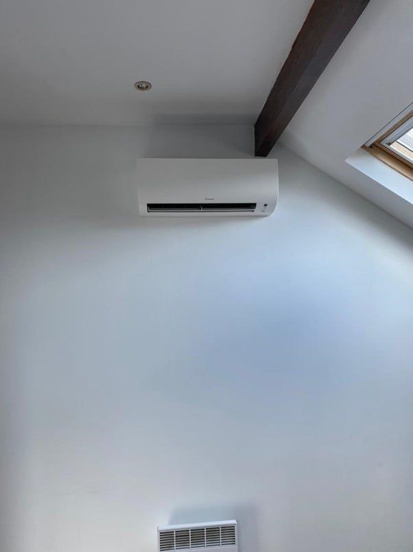 climatisation monosplit à proximité d'un velux