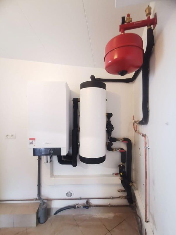 pompe à chaleur de petit format et ballon d'eau chaude blanche