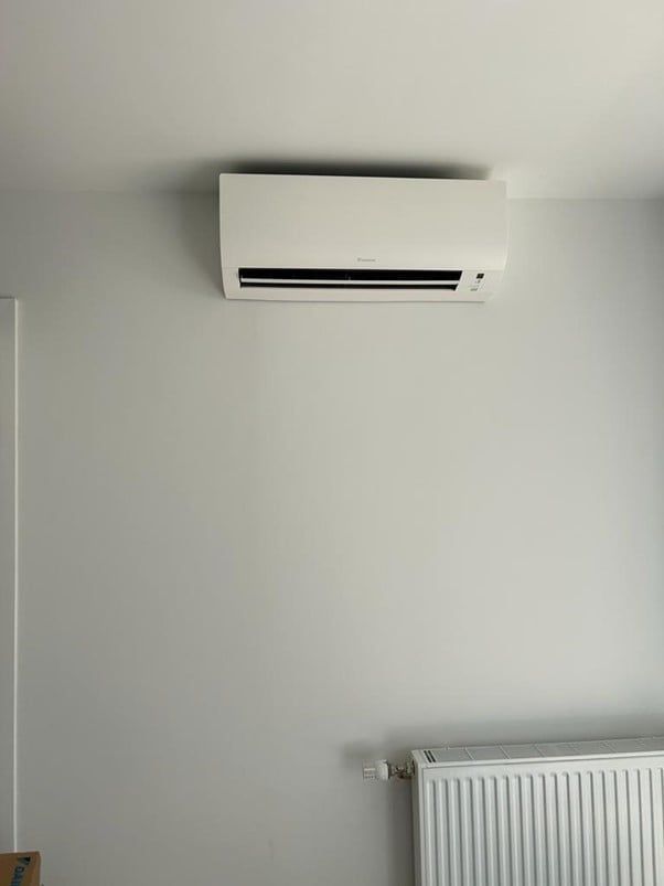 climatisation monosplit installée contre un mur blanc