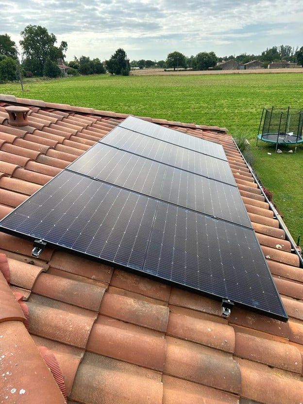 vue de près d'installation de panneaux photovoltaïques