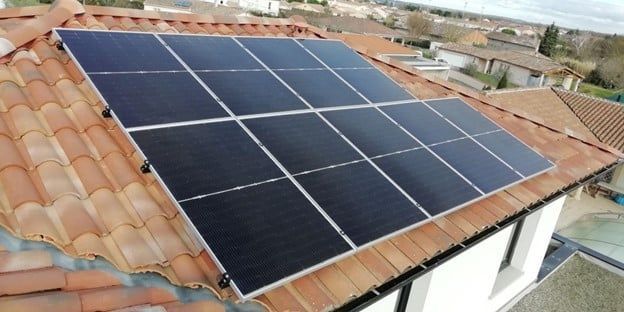 pan de toit couvert de panneaux photovoltaïques