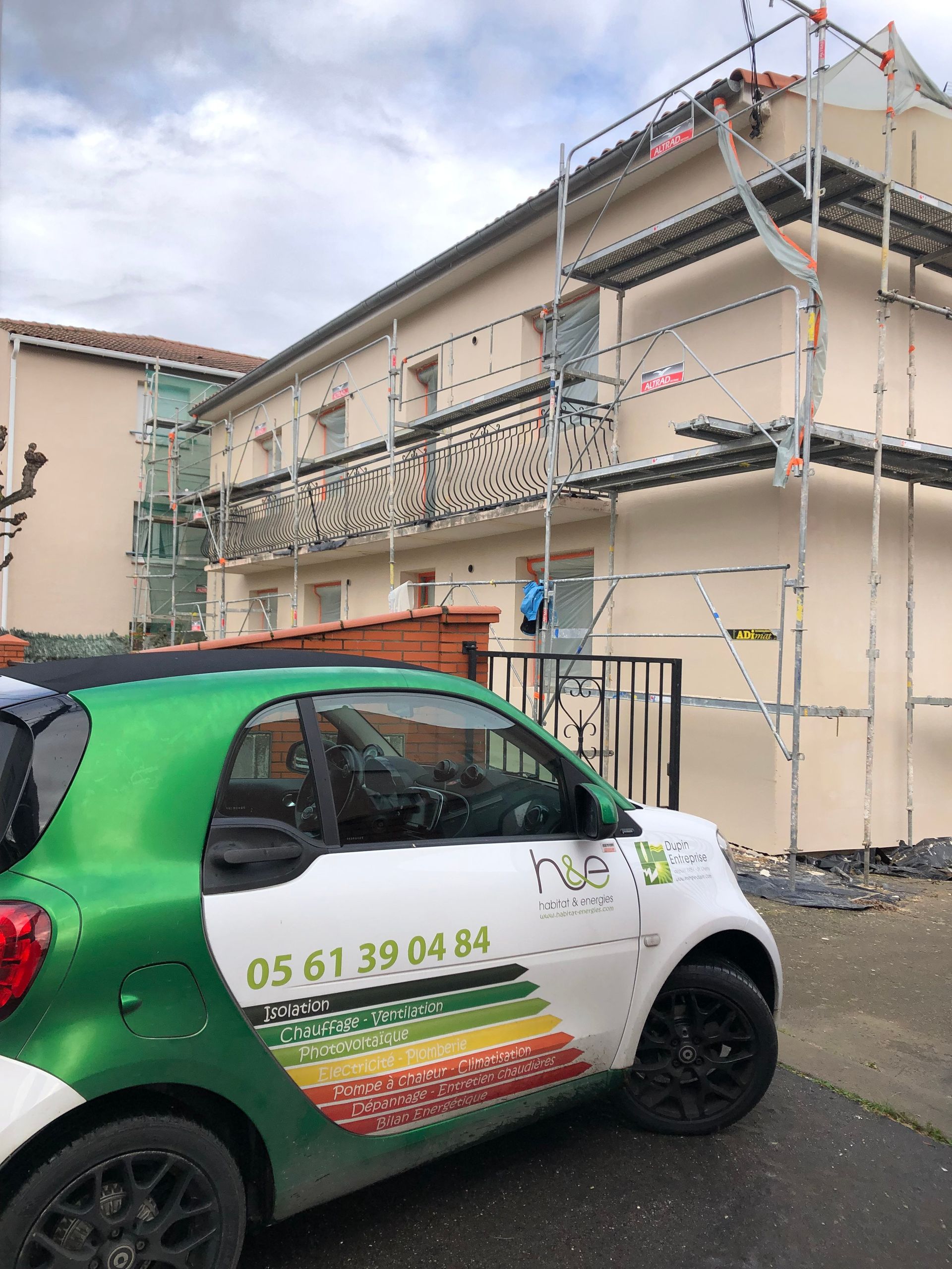 vue de profil de la voiture de l'entreprise