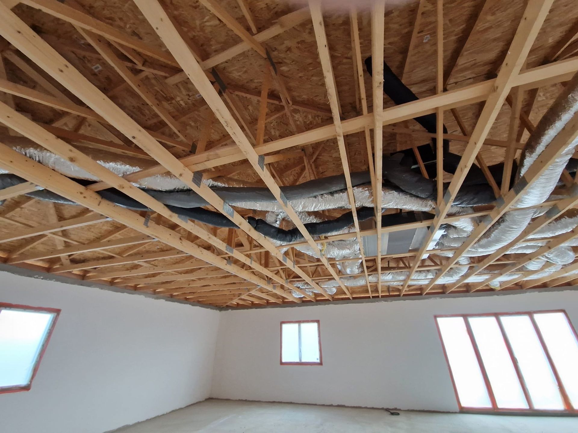 vue globale de gaines au plafond avant isolation