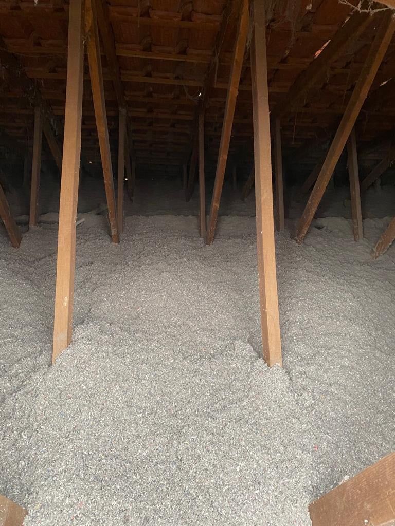 vue du sol isolé en laine de roche de combles