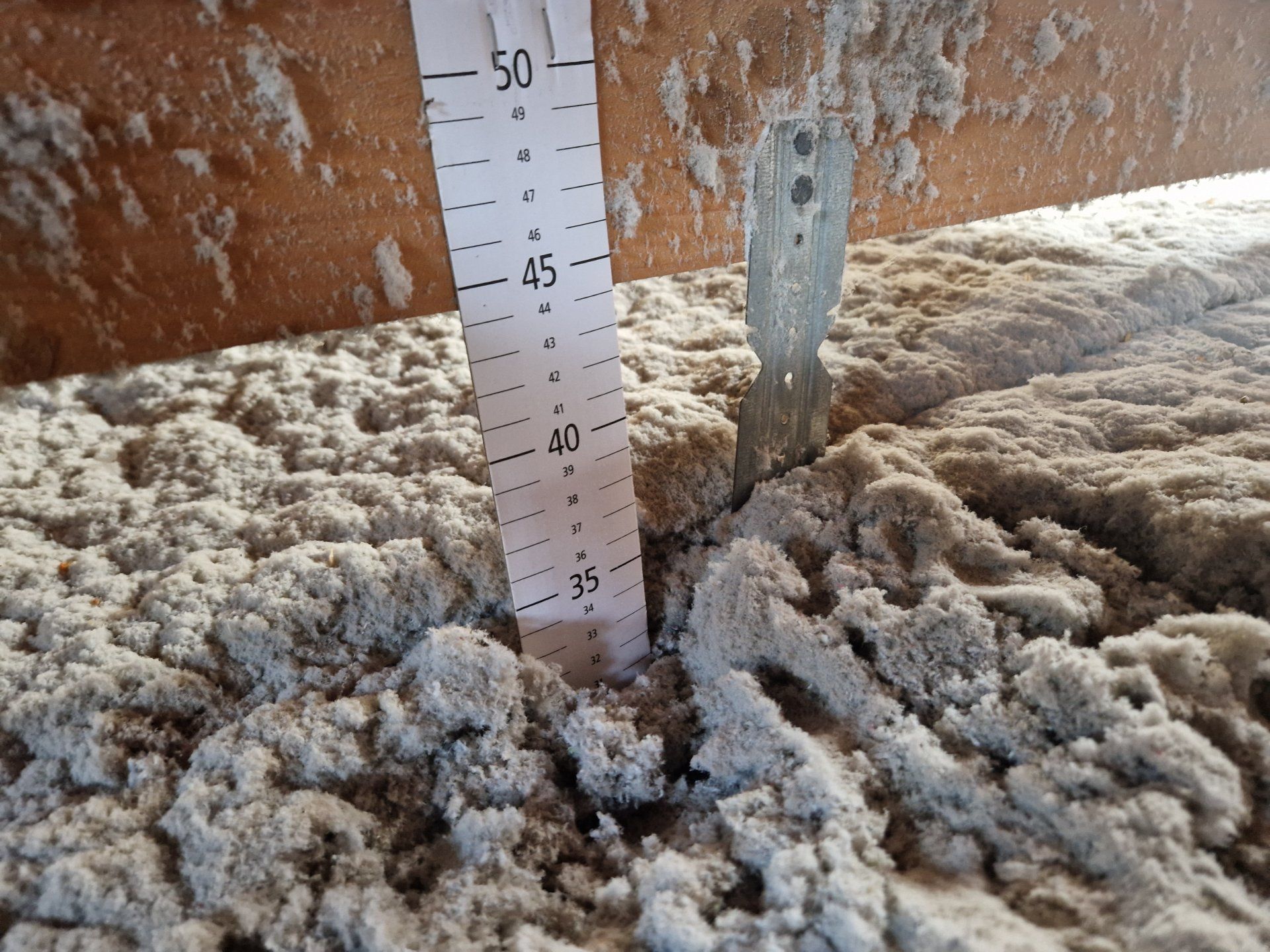 mesure de l'épaisseur de l'isolation de combles