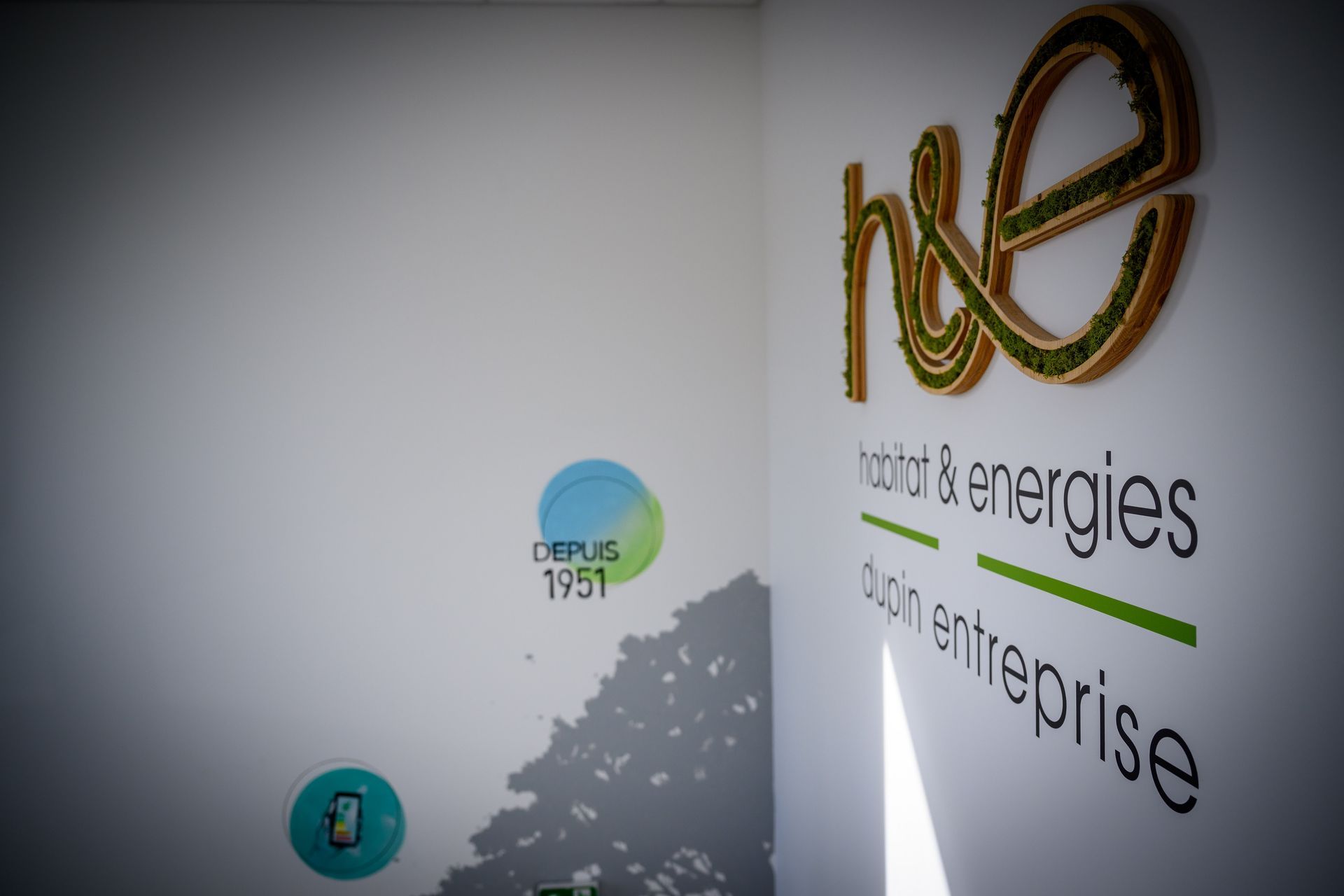 vue du logo de l'entreprise disposé sur un mur