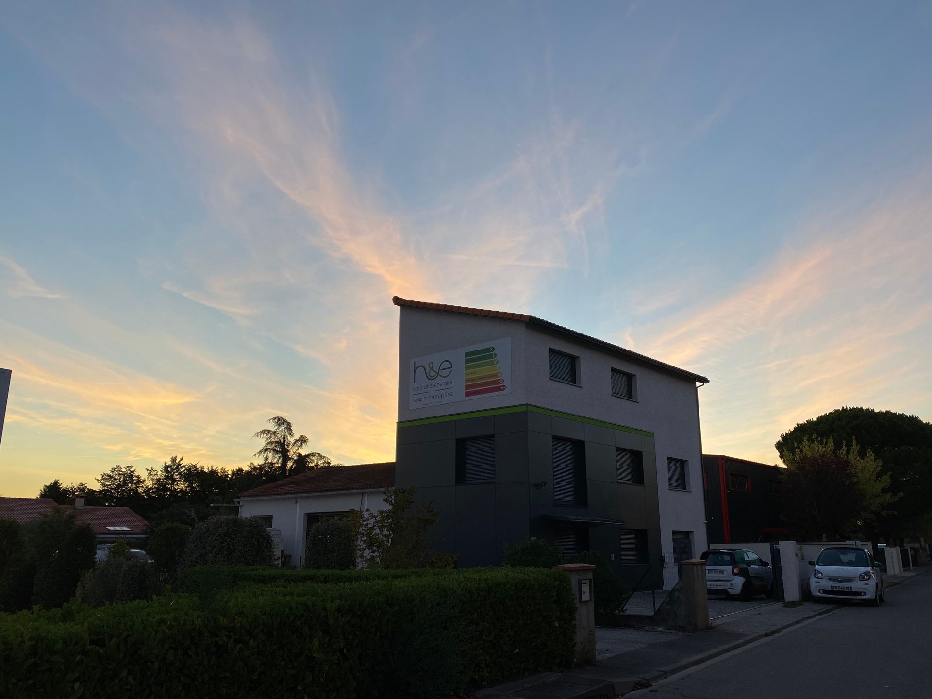 vue de l'entreprise à la tombée de la nuit