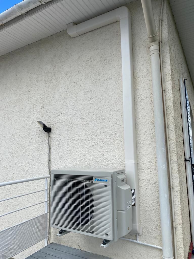 unité extérieure de pompe à chaleur air air adossée à un mur crépi