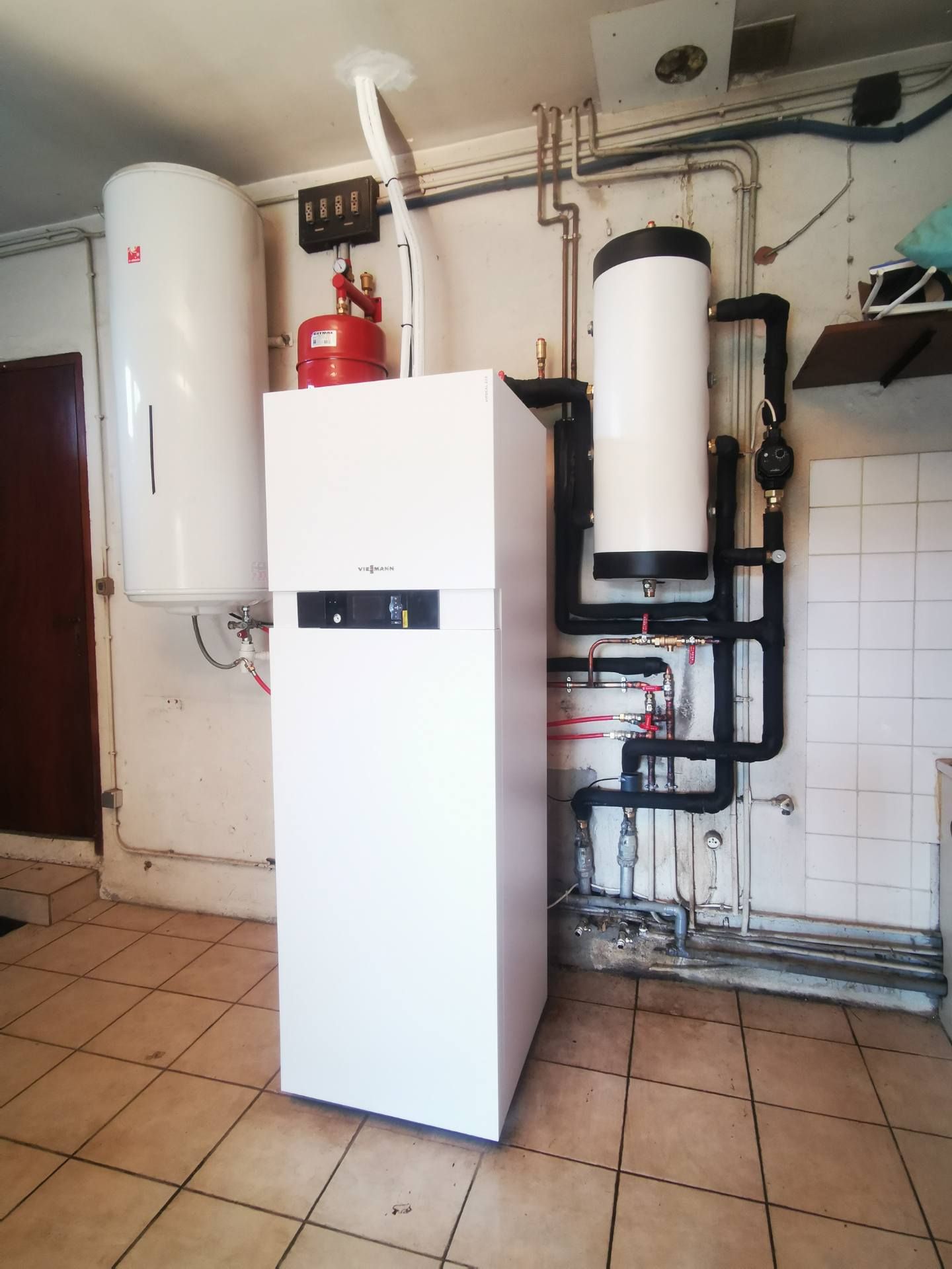 pompe à chaleur, chauffe-eau et tuyaux de plomberie noirs