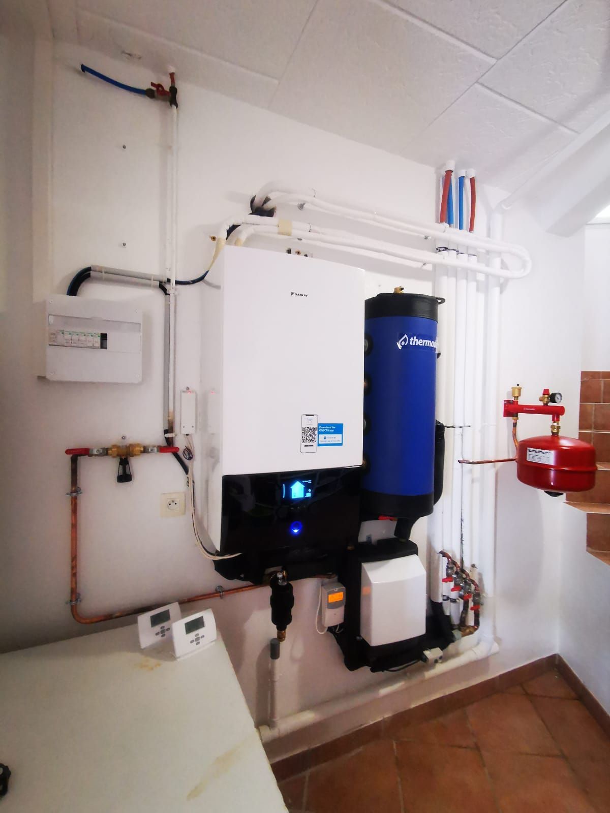 pompe à chaleur air eau et ballon tampon bleu