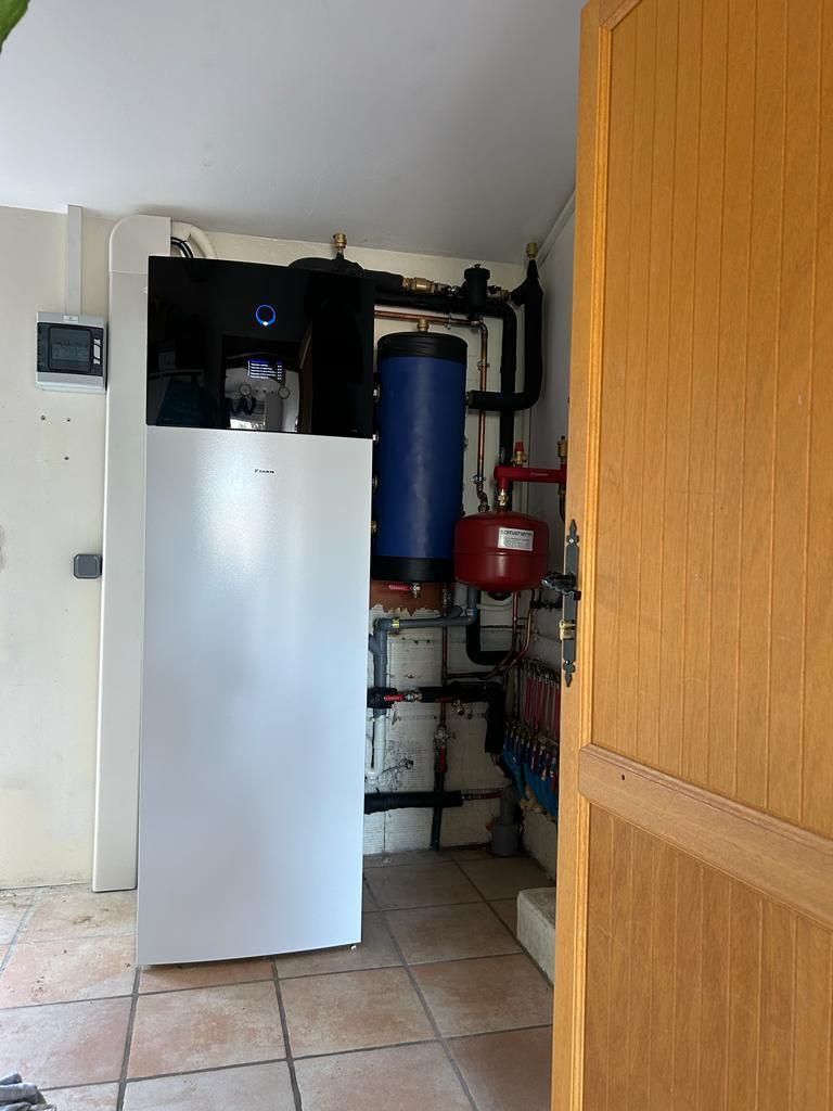 installation de pompe à chaleur dans une petite pièce fermée par une porte