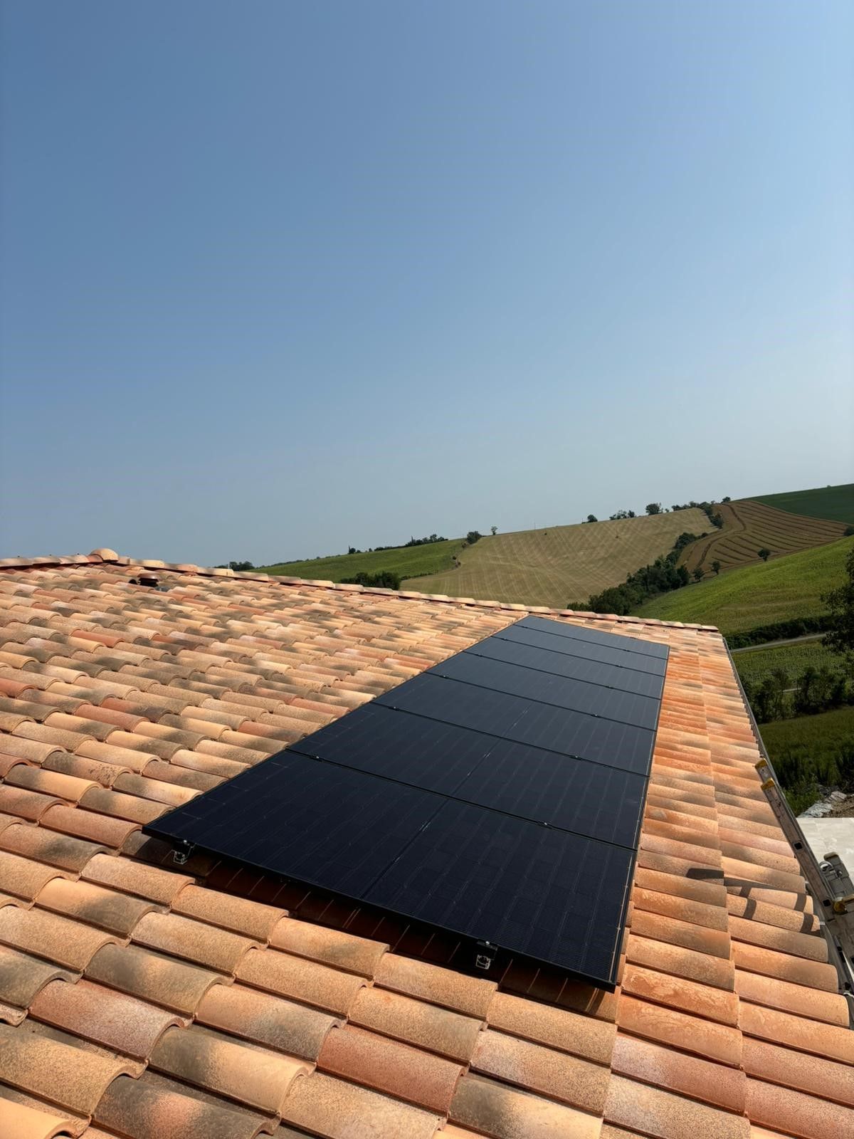 vue aérienne de panneaux solaires installés sur un toit