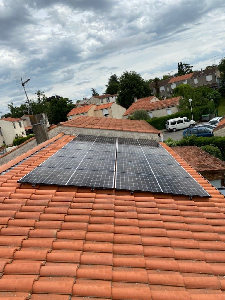 panneaux photovoltaïques installés sur une partie d'un toit de maison