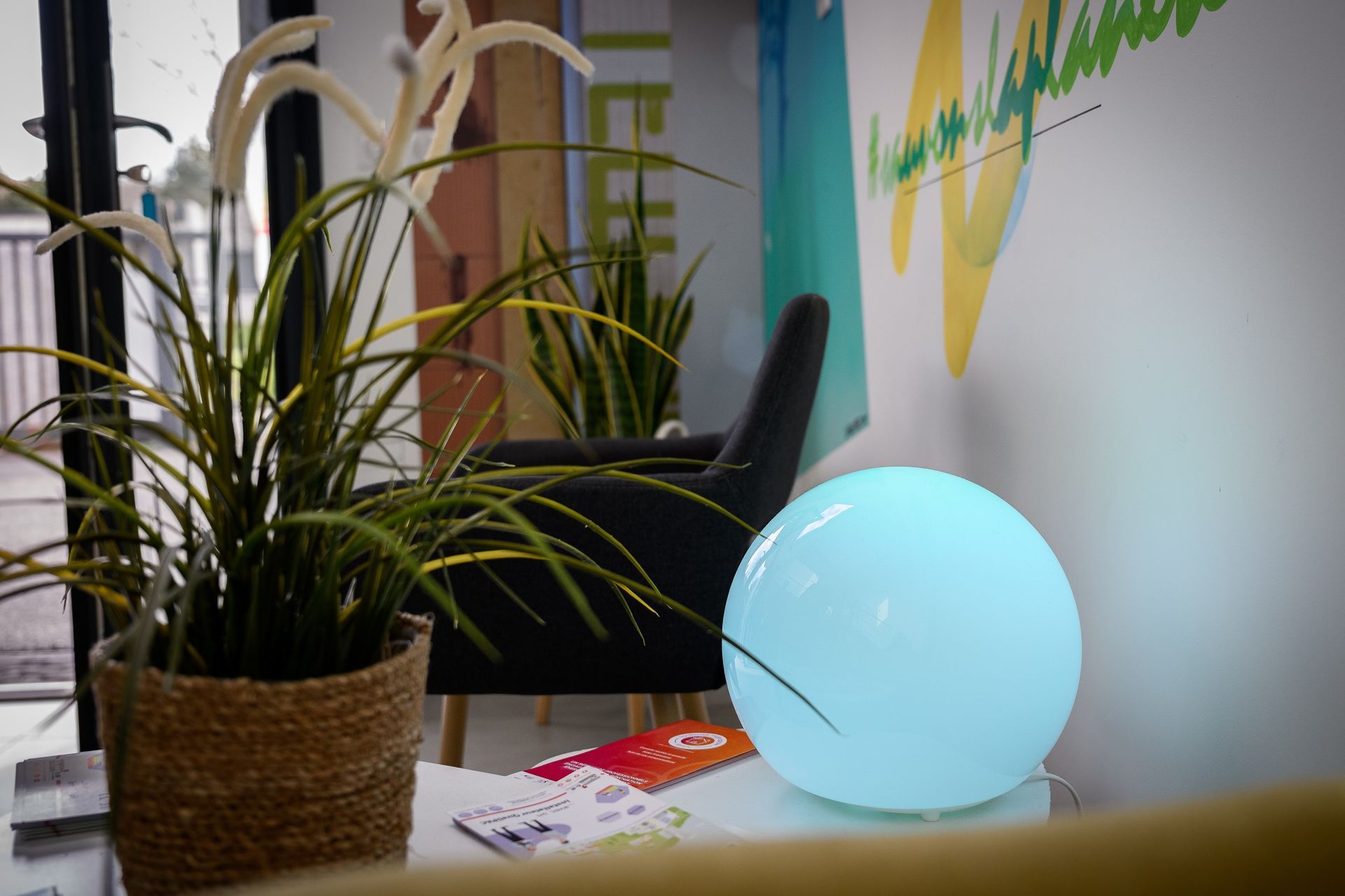 vue du comptoir de l'entreprise et lumière d'ambiance bleue