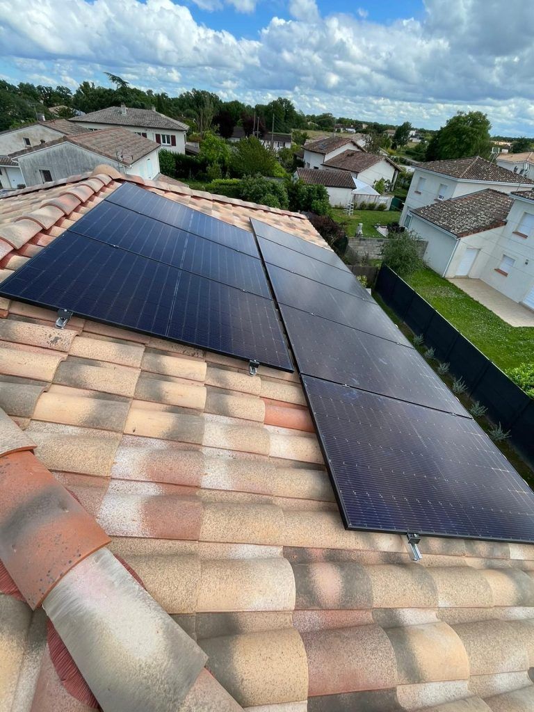 panneaux photovoltaïques sur le toit d'une maison résidentielle de Cornebarieu