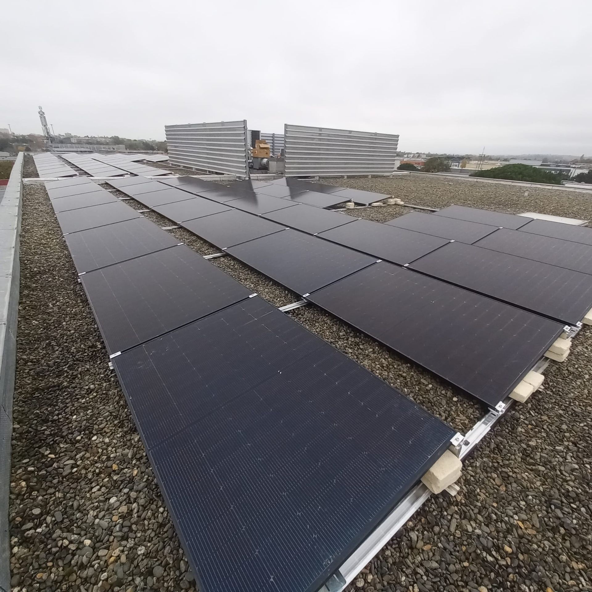 plateforme recouverte de panneaux photovoltaïques