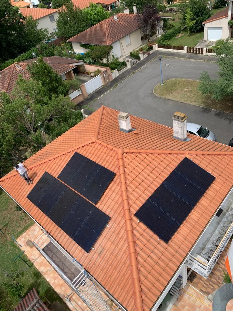vue aérienne de panneaux photovoltaïques