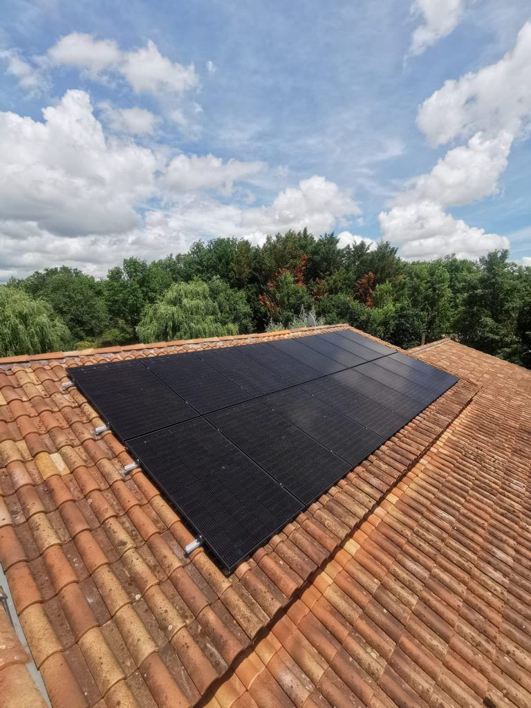 panneaux photovoltaïques sur une toiture de maison résidentielle à Colomiers