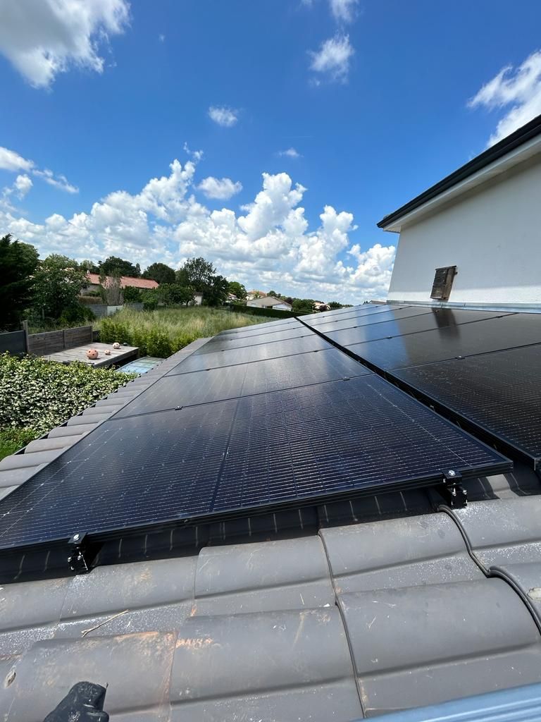 vue de panneaux photovoltaïques et d'un ciel bleu