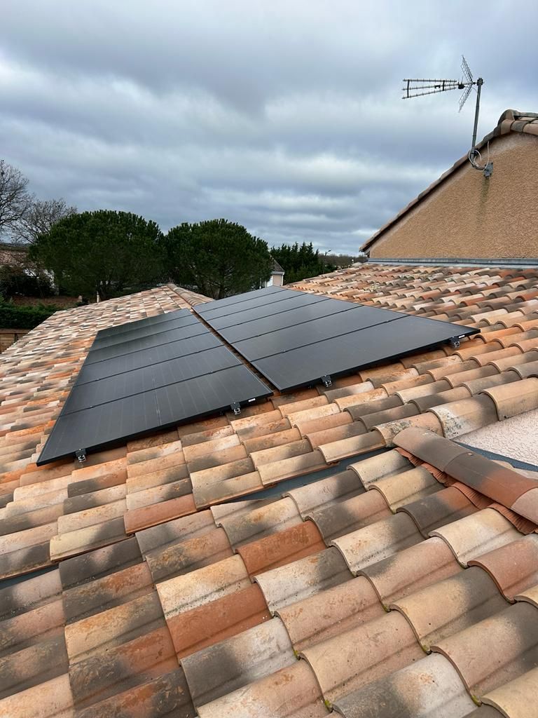 pan de toiture avec panneaux photovoltaïques