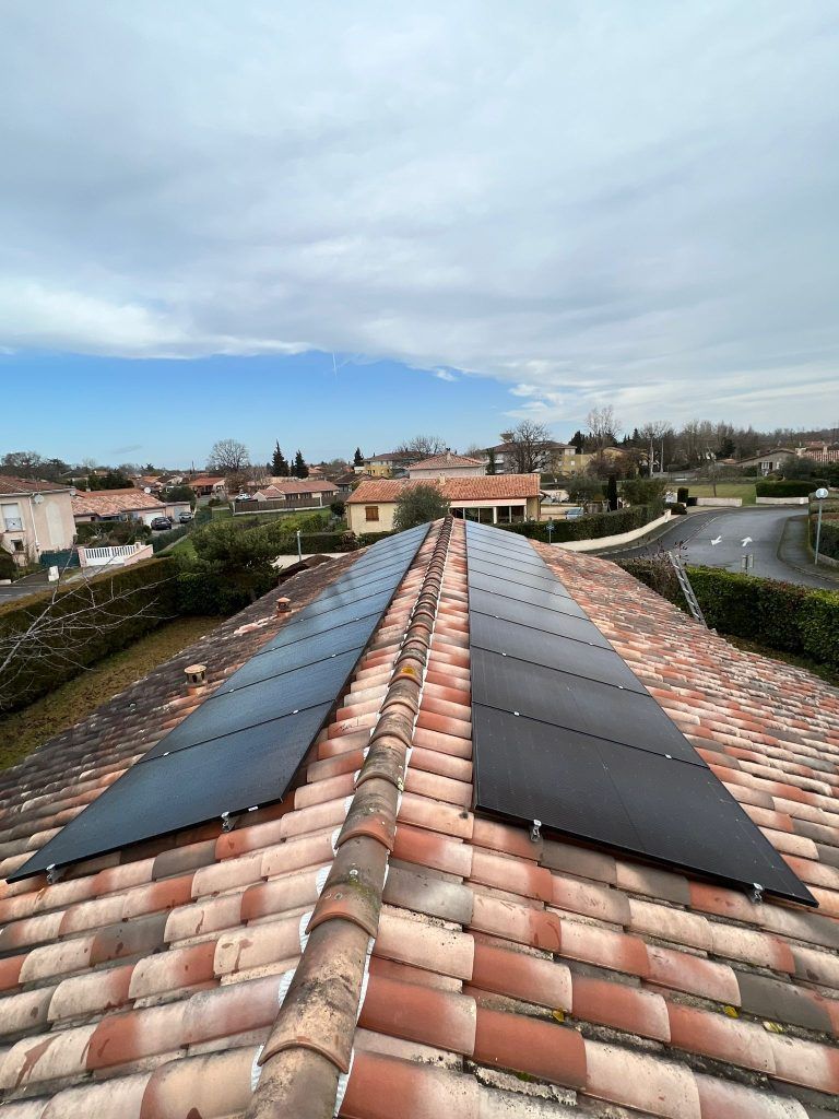 deux pans de toiture couverts de panneaux photovoltaïques