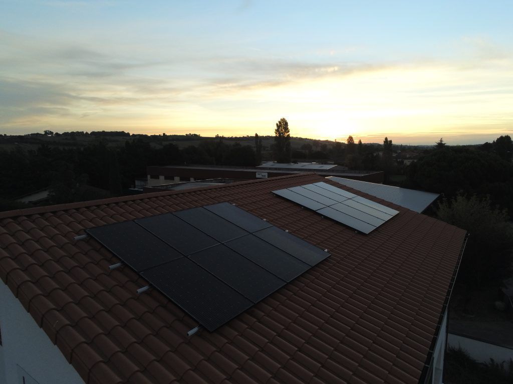 panneaux photovoltaïques à St Orens de Gameville à la tombée de la nuit