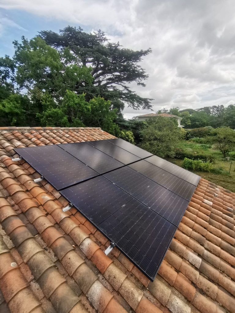 panneaux photovoltaïques installés sur une maison à Aigrefeuille