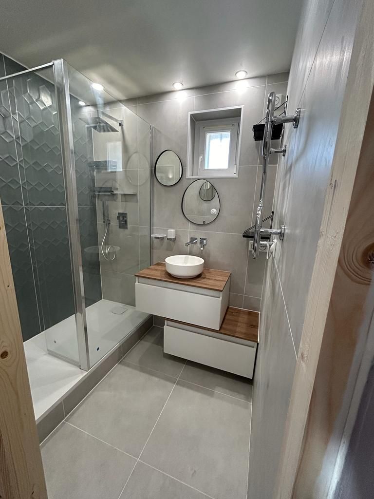 salle de bain rénovée et mobilier déstructuré