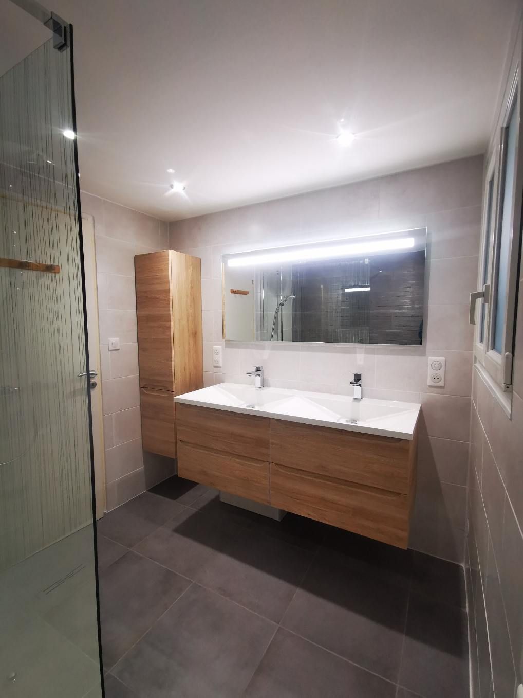 salle de bain rénovée et mobilier en boir