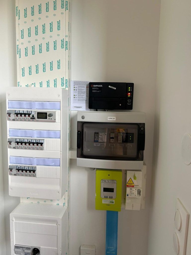 tableau électrique blanc à trois rangées