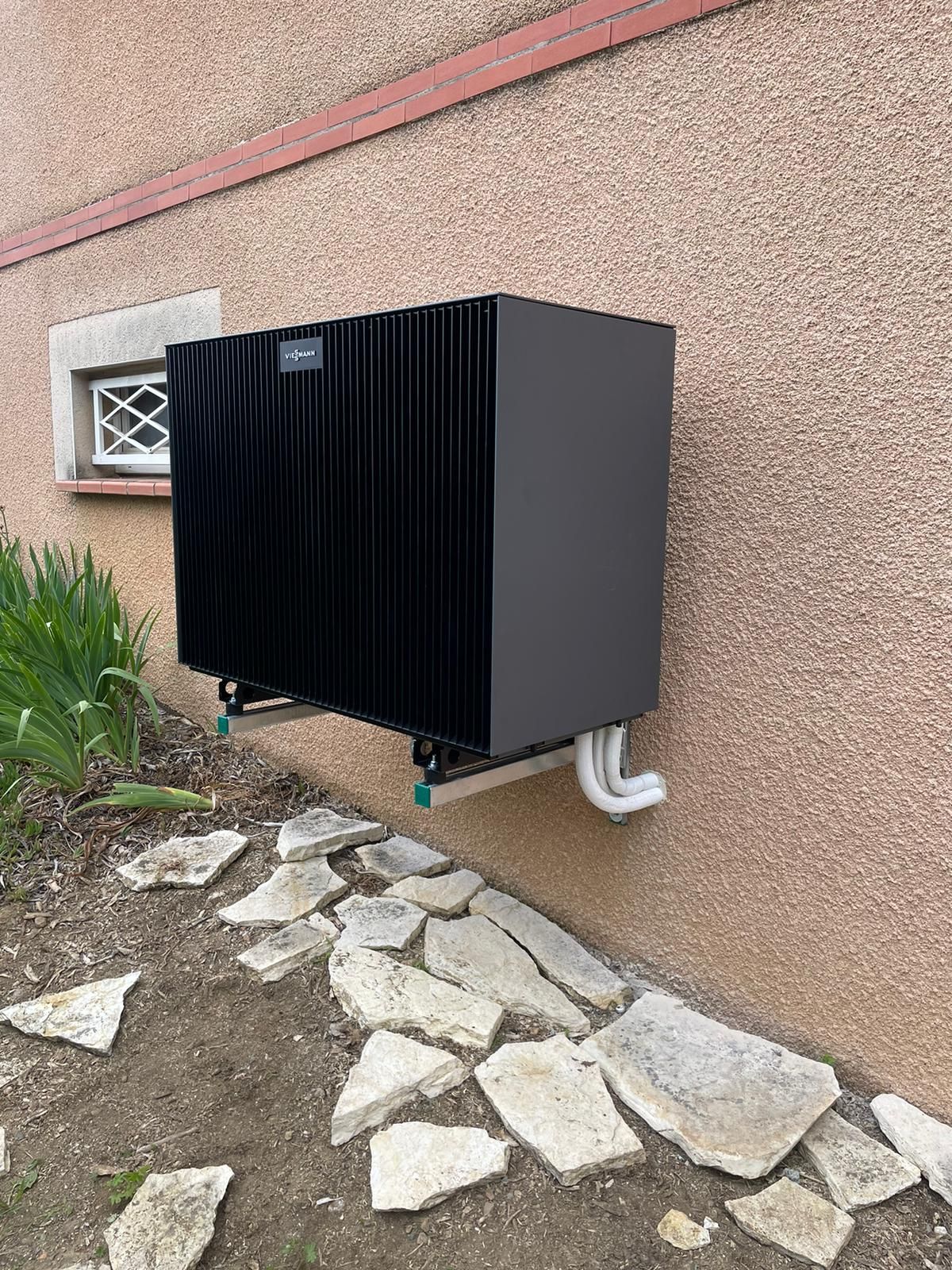 unité extérieure de pompe à chaleur de couleur noire