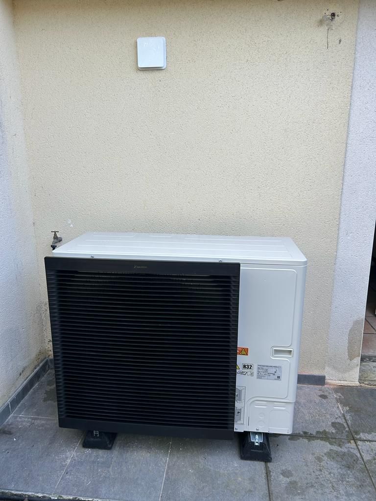 unité extérieure de pompe à chaleur à façade de couleur noire