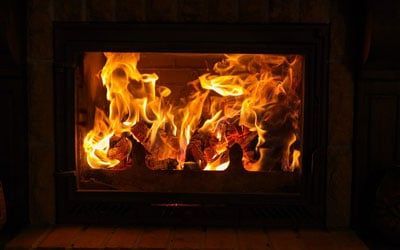 bois flambant dans un poele à bois